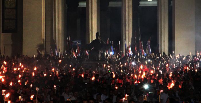 Marcha de las antorchas conmemorando el natalicio de José Martí en la escalinata de la Universidad de La Habana.