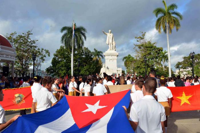 Las principales calles, plazas y avenidas del país compartieron las actividades para honrar al más universal de los cubanos.