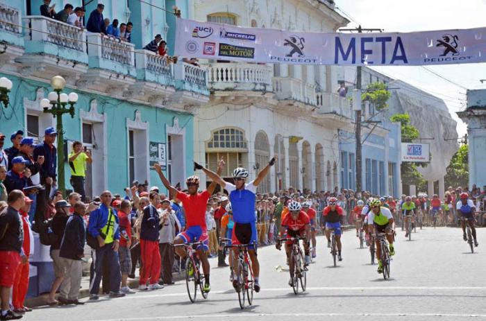 Entra de 1ro Leandro Marcos (75, de La Habana) encabezando el pelotón de ciclistas que llega a la meta de Santa Clara, en la 9na etapa del Clásico de Ciclismo 