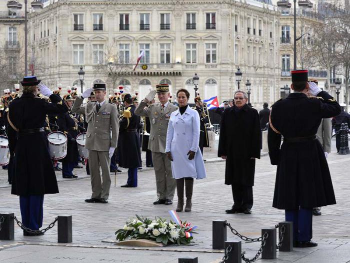 Raúl rindió tributo al soldado desconocido francés, junto a la ministra de Ecología, Desarrollo Sostenible y Energía, Ségolène Royal. 