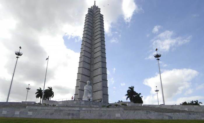 El monumento a José Martí está construido con mármol traído de la Isla de la Juventud. La estatua está tallada a mano, conformada por 52 bloques. Posee una altura de 18 metros y un peso aproximado de 700 toneladas. Delante de la figura del Maestro se encuentran seis columnas que representan las seis provincias del país antes de la división político – administrativa de 1976.