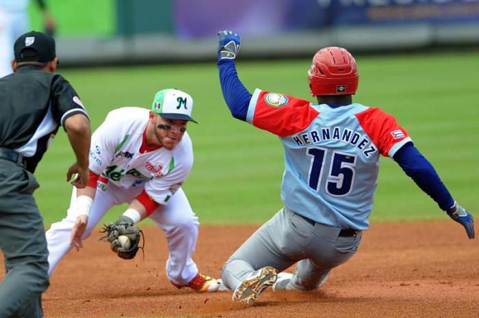 Serie Caribe Dominicana 1 mer juego CUB vs MEX jugada en 2da base Stailer Hernandez out robabdo