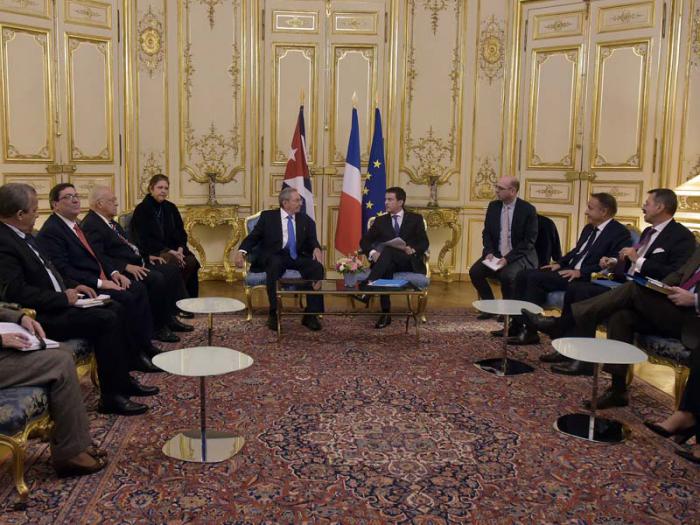El presidente cubano fue recibido por el Primer Ministro, Manuel Valls. 
