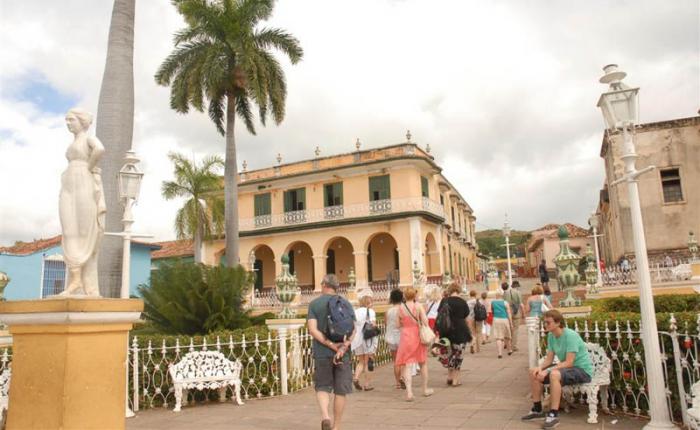 En temporada alta Trinidad puede recibir hasta 10 000 turistas en un día.