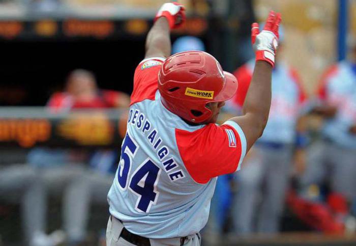 Alfredo Despaigne jugó en la Liga Profesional de Japón, donde despachó 18 jonrones. 