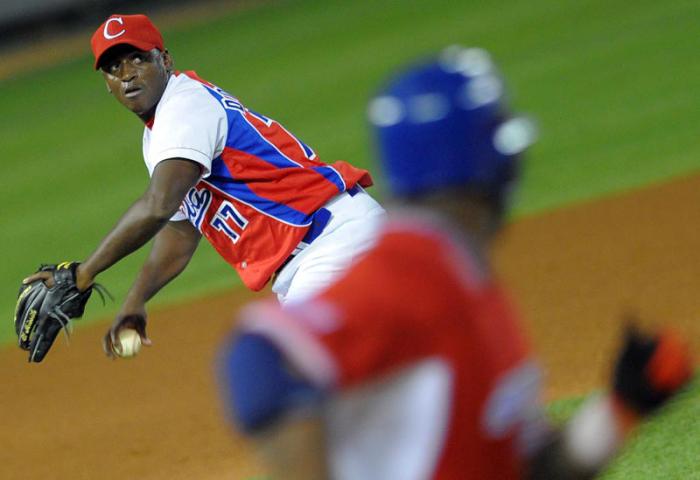 Serie Caribe Dominicana 1 mer juego CUB vs PR jugada en 1mera base lanzador de cuba Yaifredo Dominguez