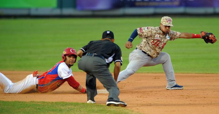 Serie Caribe Dominicana 3ser juego cuba vs venezuela yuliesky gourriel llega quieto a 2da base .