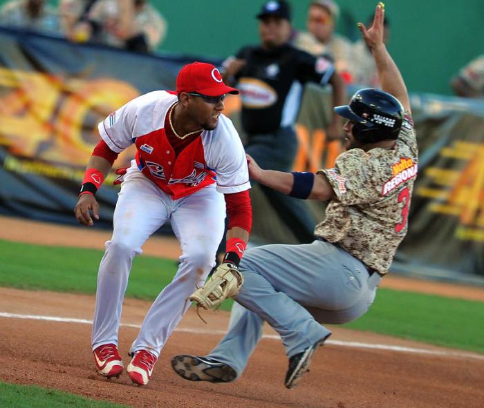Serie Caribe Dominicana 3ser juego cuba vs venezuela yuliesky gourriel jugada en 3era base