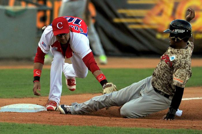 Serie Caribe Dominicana 3ser juego cuba vs venezuela yuliesky gourriel pone out en 3ra