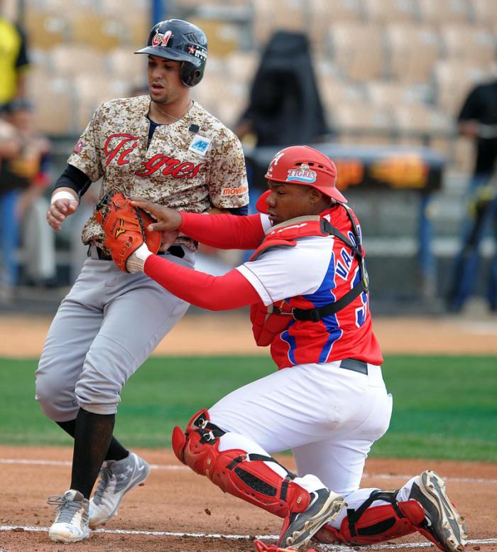 Serie Caribe Dominicana 3ser juego cuba vs venezuela Vasquez pona out en home a Dariel Alvarez