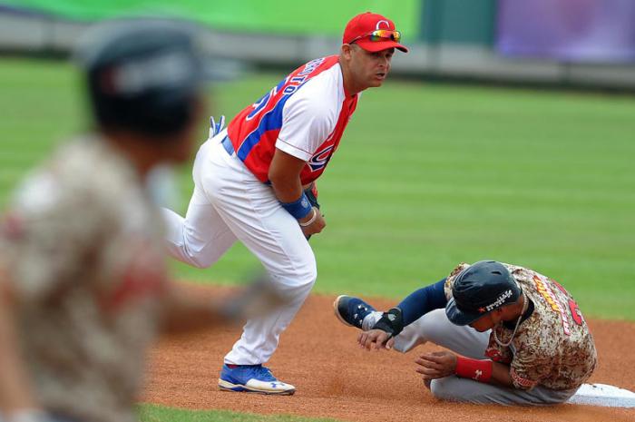 Serie Caribe Dominicana 3ser juego cuba vs venezuela jugada en 2da base Yorbis Borroto