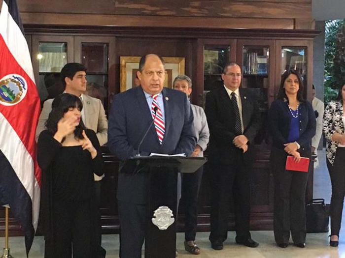 El presidente costarricense Luis Guillermo Solís informó que a partir del 9 de febrero se au­mentará a cinco vuelos por semana a El Salvador y a México directo vía aérea. 