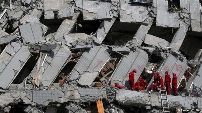 Los equipos de rescate continúan la búsqueda de las víctimas del temblor. 