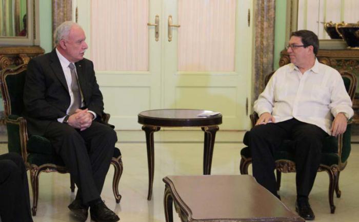 Riad Al-Malki, ministro de Asuntos Exteriores de la Autoridad Nacional Palestina (izquierda), sostuvo conversaciones con su homólogo cubano, Bruno Rodríguez Parrilla. 