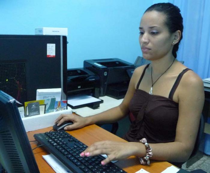 Desarrollar aplicaciones informáticas para la entidad forma parte del contenido de trabajo de Dayana. 