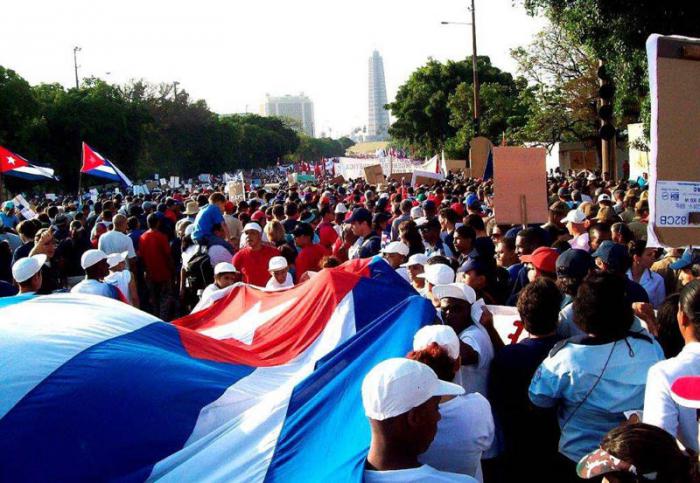 Camino a la Plaza de la Revolución. En esta foto, a color en el original, se aprecia al fondo el Memorial José Martí