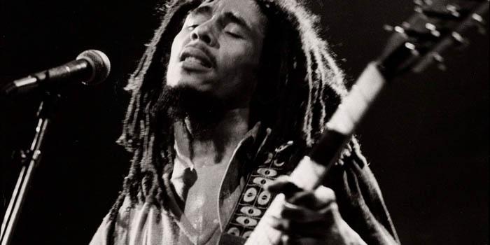 UNITED KINGDOM - JUNE 03:  RAINBOW THEATRE  Photo of Bob MARLEY, Bob Marley performing on stage  (Photo by Vincent McEvoy/Redferns)