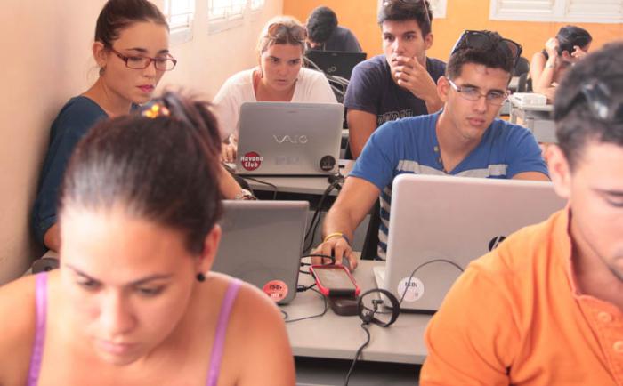 Jóvenes durante clases en la Universidad de La Habana. 
