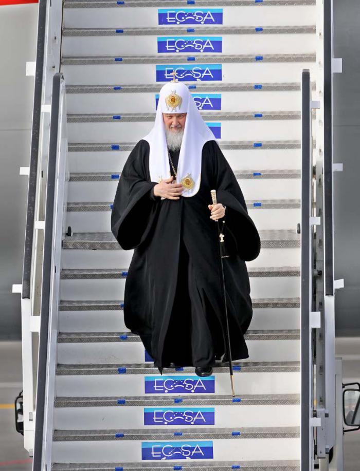 El patriarca ortodoxo de Moscú y de toda Rusia, Kiril, arribó este jueves a Cuba, es recibido en el Aeropuerto Josè Martì de La Habana por el General de Ejèrcito Raùl Castro Rùz.