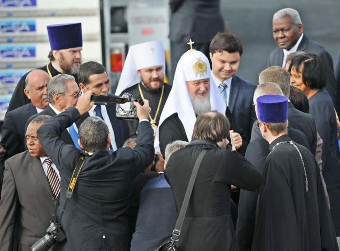 El patriarca ortodoxo de Moscú y de toda Rusia, Kiril, arribó este jueves a Cuba, es recibido en el Aeropuerto Josè Martì de La Habana por el General de Ejèrcito Raùl Castro Rùz.
