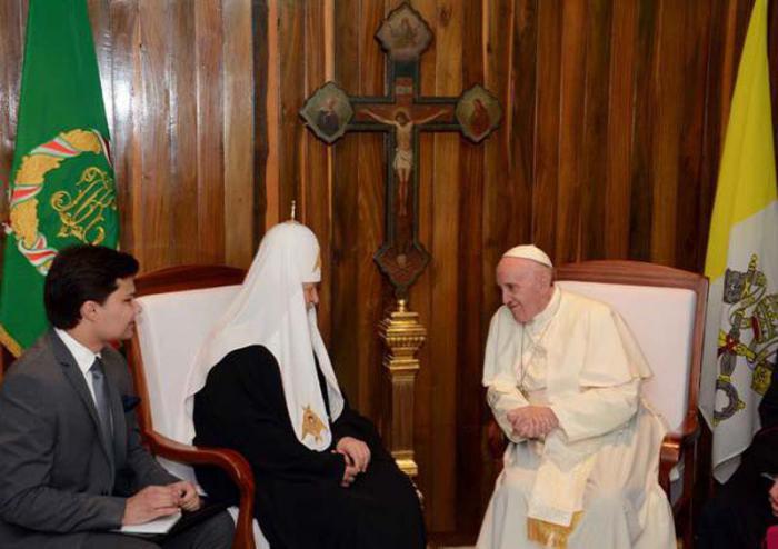 El Papa Francisco y el Patriarca Kirill de Moscú y Toda Rusia sostienen una reunión privada, hecho sin precedente en la historia de las relaciones de la Iglesia Católica y la Ortodoxa Rusa, en el Aeropuerto Internacional José Martí, en La Habana Cuba, 