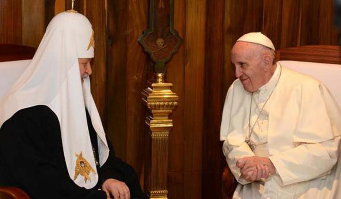 El Papa Francisco y el Patriarca Kirill de Moscú y Toda Rusia sostienen una reunión privada, hecho sin precedente en la historia de las relaciones de la Iglesia Católica y la Ortodoxa Rusa, en el Aeropuerto Internacional José Martí, en La Habana Cuba