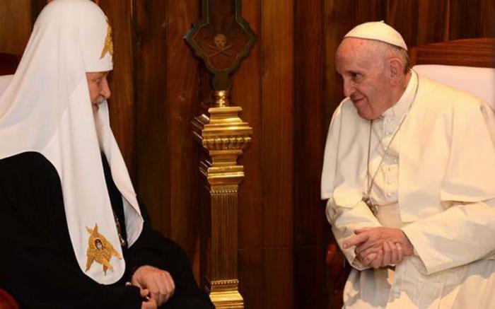 El Papa Francisco  y el Patriarca Kirill de Moscú y Toda Rusia sostienen una reunión privada, hecho sin precedente en la historia de las relaciones de la Iglesia Católica y la Ortodoxa Rusa, en el Aeropuerto Internacional José Martí, en La Habana Cuba