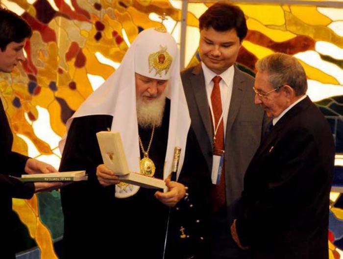 El presidente de los Consejos de Estado y de Ministros, General de Ejército Raúl Castro Ruz , recibe un ícono de Nuestra Señora de Kazán, obsequio de Su Santidad Kirill , Patriarca de Moscú y de toda Rusia