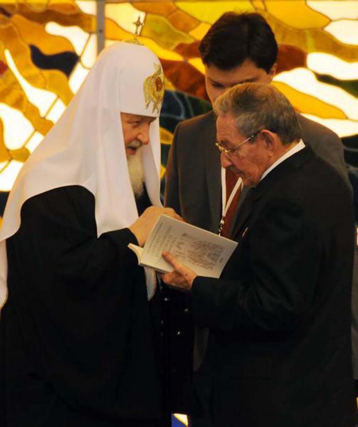 El presidente de los Consejos de Estado y de Ministros, General de Ejército Raúl Castro Ruz , recibe un ícono de Nuestra Señora de Kazán, obsequio de Su Santidad Kirill , Patriarca de Moscú y de toda Rusia