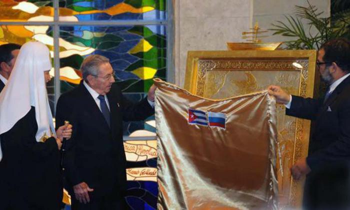 El presidente de los Consejos de Estado y de Ministros, General de Ejército Raúl Castro Ruz , obsequia a Su Santidad Kirill , Patriarca de Moscú y de toda Rusia, la obra Amanecer, del artista cubano de la plástica Alexis Leiva Machado 