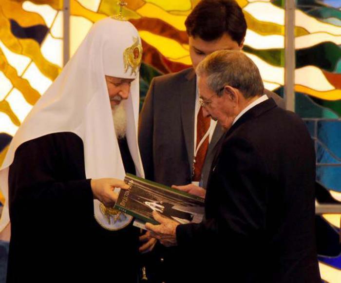 El presidente de los Consejos de Estado y de Ministros, General de Ejército Raúl Castro Ruz (D), recibe un ícono de Nuestra Señora de Kazán, obsequio de Su Santidad Kirill (I), Patriarca de Moscú y de toda Rusia