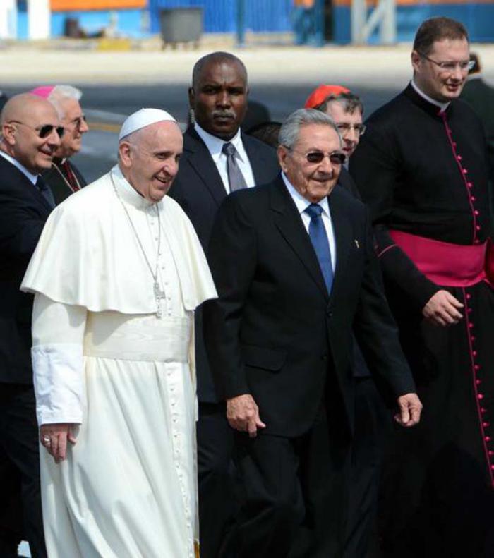 El presidente de los Consejos de Estado y de Ministros, General de Ejército Raúl Castro Ruz , recibió al Papa Francisco, a su llegada al Aeropuerto Internacional José Martí