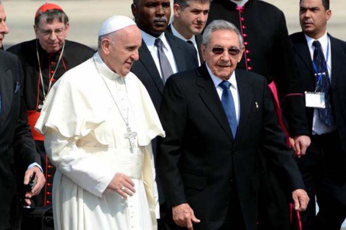 El presidente de los Consejos de Estado y de Ministros, General de Ejército Raúl Castro Ruz , recibió al Papa Francisco, a su llegada al Aeropuerto Internacional José Martí