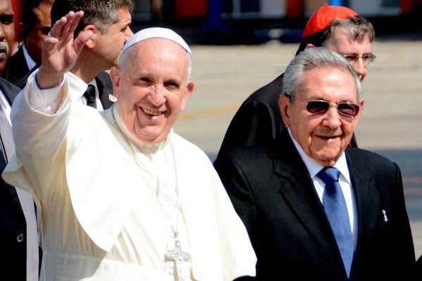 El presidente de los Consejos de Estado y de Ministros, General de Ejército Raúl Castro Ruz (D), recibió al Papa Francisco, a su llegada al Aeropuerto Internacional José Martí