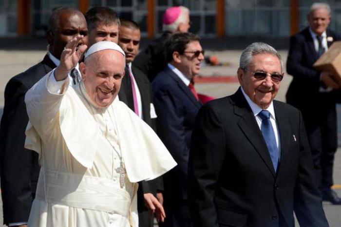 El presidente de los Consejos de Estado y de Ministros, General de Ejército Raúl Castro Ruz (D), recibió al Papa Francisco, a su llegada al Aeropuerto Internacional José Martí