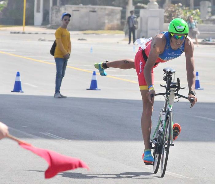 Segundo Campeonato de Trihatlon Habana: Ganador de Media Distancia Gustavo Rodriguez  ESP