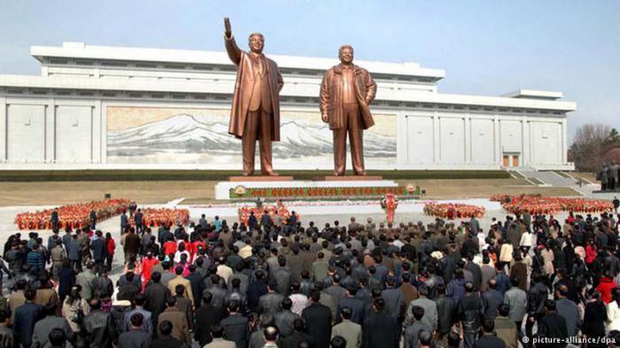 Residentes de Pyongyang y dirigentes del Partido del Trabajo de Corea, se congregaron frente al palacio de Kumsusan, donde descansan los restos del líder y de su padre Kim Il-sung.