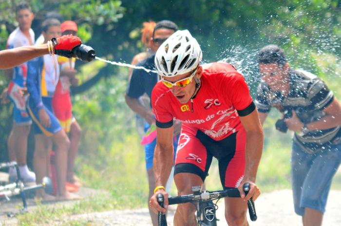 tercer clasico ciclistico a cuba 2da etapa Guantanamo Gran Piedra ganador Vicente Sanabria, foto para ilustrar esfuerzo de la subida