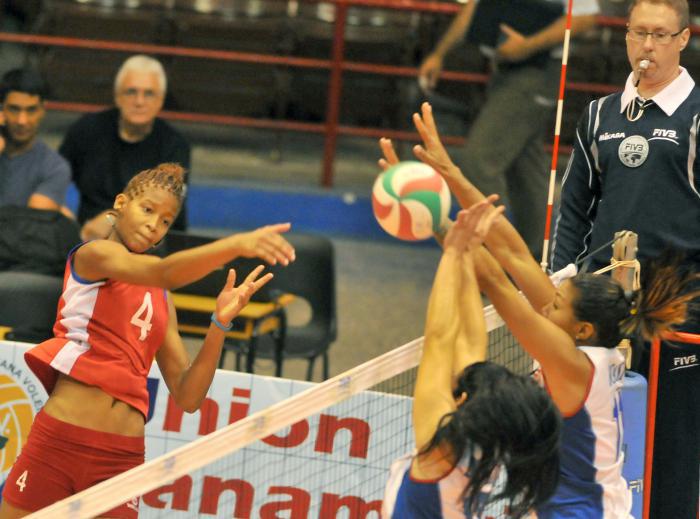 Voleibol  Femenino. Clasificación equipo Cuba vs Puerto Rico- jugada defensiva Melisa Vargas