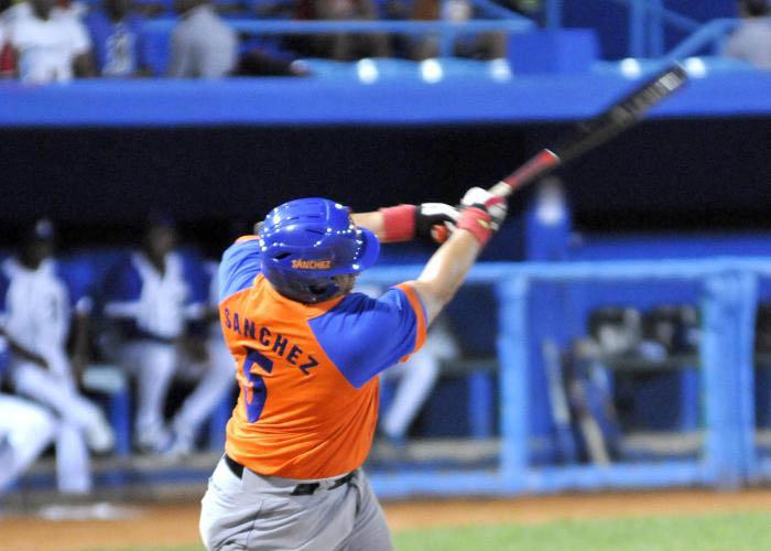 Eriel Sánchez conectó jonrón como emergente