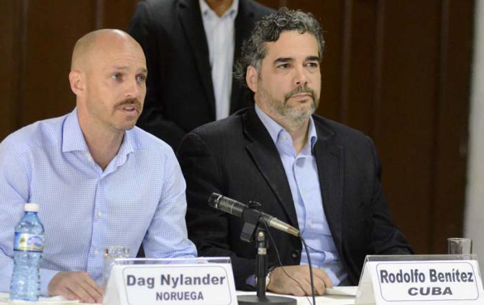 Garantes del proceso de paz colombiano. De izquierda a derecha: Dag Nylander (Noruega) y Rodolfo Benítez (Cuba).