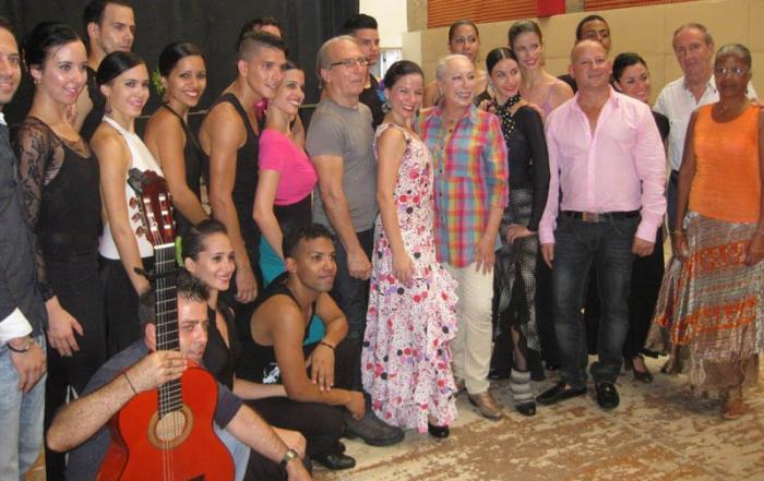 La estrella española Cristina Hoyos (centro) en una visita a la compañía cubana rodeada de los bailarines. A su izquierda, el destacado coreógrafo Alberto Méndez, a la derecha Eduardo Veitía, director general del Ballet Español de Cuba.