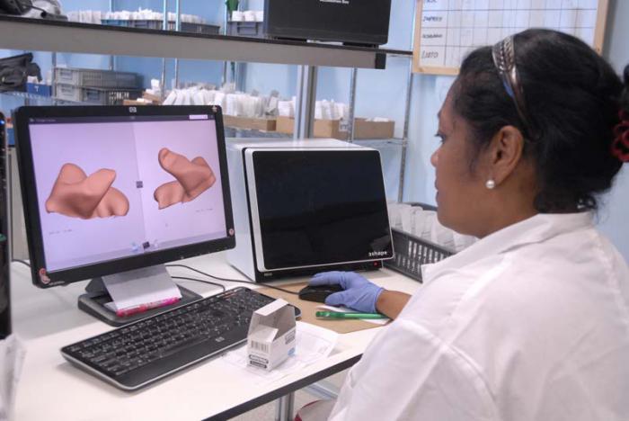 Centro de Neurociencias de Cuba, área de prótesis auditiva