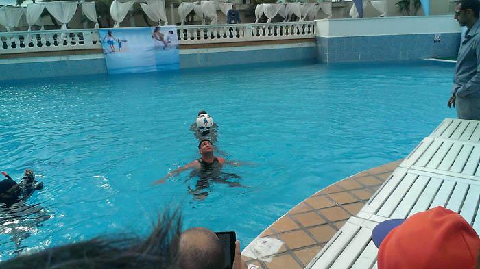 Johen  Lefont batió el récord de más toques del balón dentro del agua.   