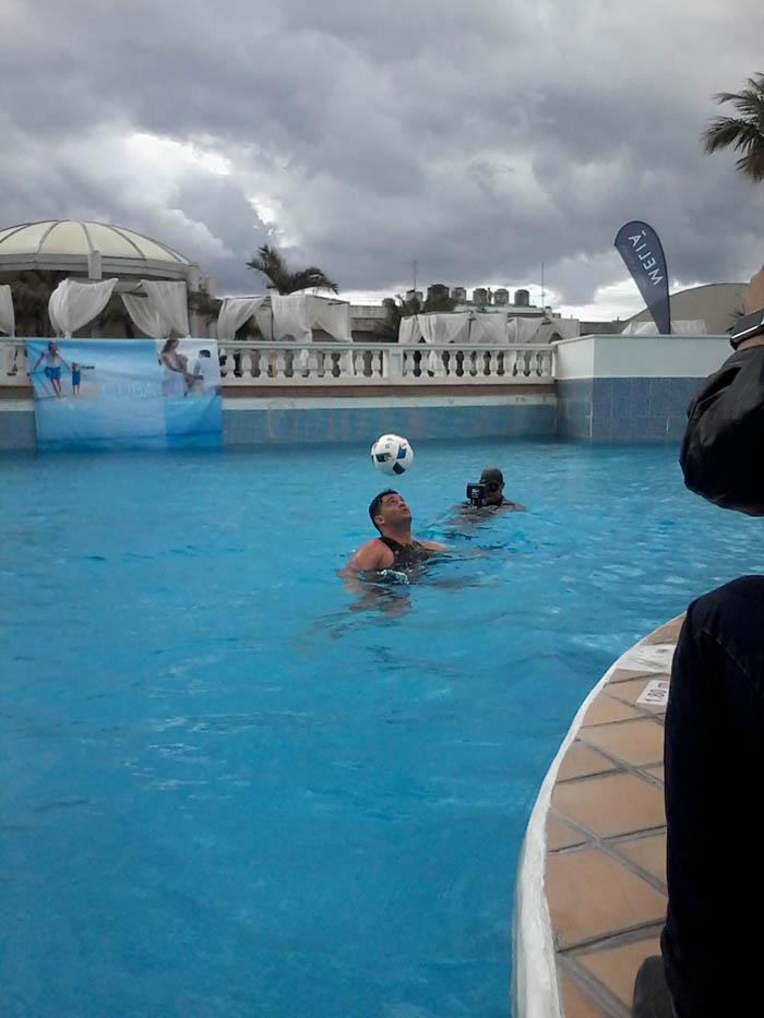 Johen Lefont en la piscina del hotel Meliá Cohiba