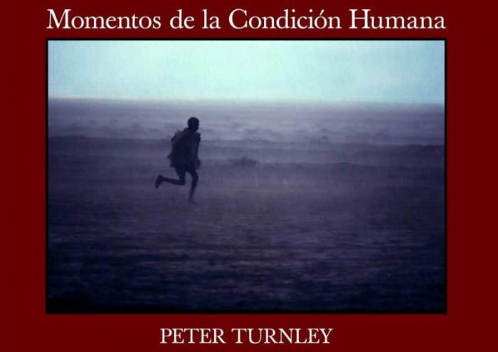 Portada del catálogo de la exposición. La foto es la de un refugiado de Etiopia corriendo bajo una tormenta/ Tog Wajaale, Somalia, 1986