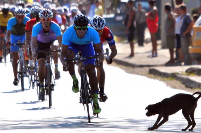 Garantizar la seguridad de los pedalistas y la disciplina en cada etapa es responsabilidad indiscutible de las autoridades provinciales.  
