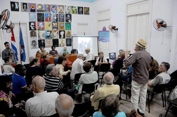 Entre colegas, espacio de reflexión de la UPEC, dedicado al 90 cumpleaños del Comandante en Jefe Fidel Castro Ruz, moderado por Arleen Rodríguez (i) y con las panelistas Marta Rojas (c) y Susana Lee (d), ambas premios nacionales de periodismo José Martí.
