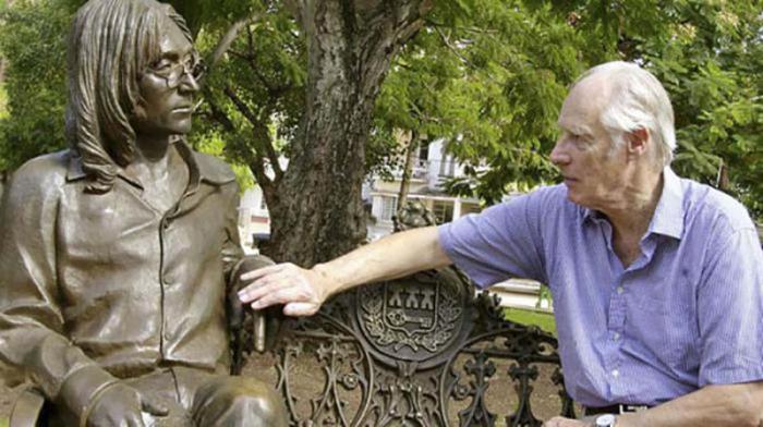 George Martin junto a la estatua de Lennon, en La Habana.