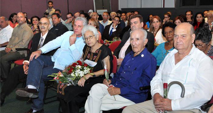 Entrega del Premio José Martí a periodistas por la obra de la vida. Miguel Díaz-Canel Bermúdez, Primer vicepresidente de los Consejos de Estado y de Ministros, preside la entrega de los premios juntos a otros dirigentes y los tres premiados Susana Lee López, Luis Orlando Pantoja y Pedro Méndez.